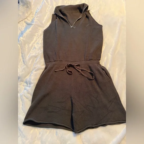 Stylish Sleeveless Green Romper - Picture 3 of 12